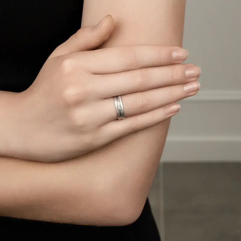 Обручальное кольцо золотое с фианитом