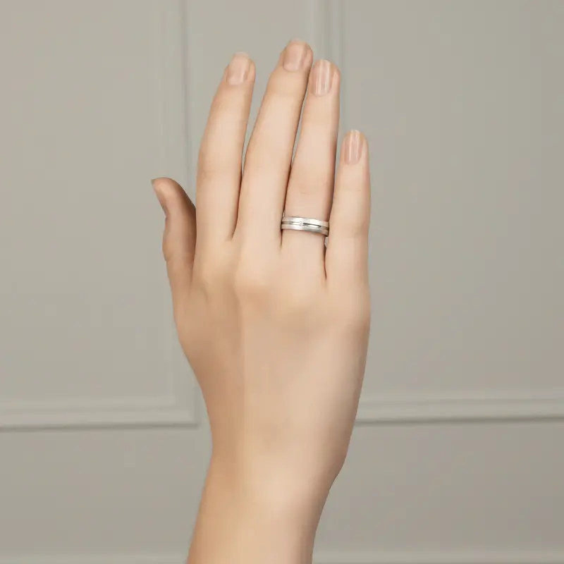 Обручальное кольцо золотое с фианитом